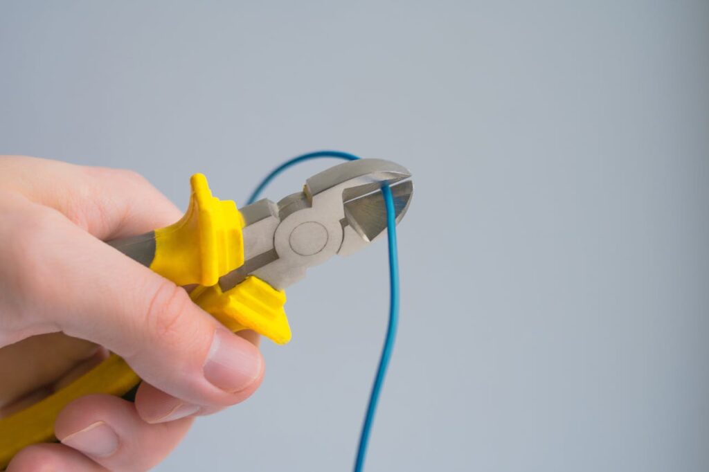 pinza corta cable de electricidad